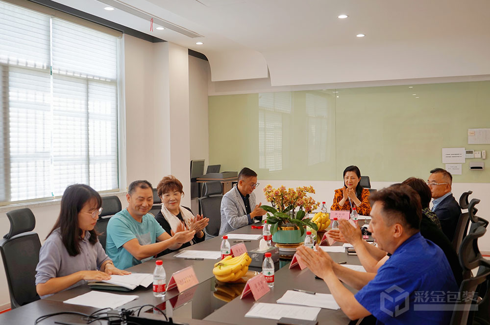 統(tǒng)計(jì)表決票并由主持人宣讀表決結(jié)果。 .jpg